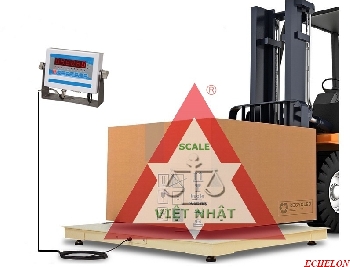  những địa hình không bằng phẳng
- Mang trên mình với thiết kế kiểu dáng công nghiệp nên đây là loại cân bàn điện tử đang rất được ưa sử dụng trong khối ngành công nghiệp.
- Cân có thể lắp đặt chìm, nổi trên mặt đất. ( theo hình)
- Ưu việt hơn với giá đỡ màn hình hiển thị di chuyển được
- Màn hình hiển thị LED đỏ dể đọc.
CÁC TÍN