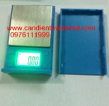 t tiêu chuẩn đo lường quốc tế -        Màn hình hiển thị LCD số xanh rõ dễ đọc. -        Chức năng tự kiểm tra pin.Tự động sáng đèn LED, tự động tắt nguồn. -        Màn hình hiển thị bằng trục đứng, 4 phím nhấn -        Đơn vị cân g, oz, gn, dwt.., là loại cân bỏ túi nhỏ nhất thế giới -        Thiết bị đạt độ chính xác cấp III theo tiêu c