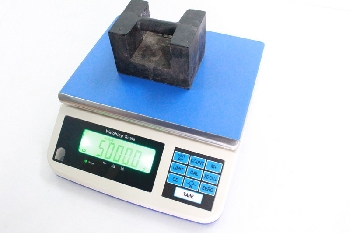 trong) (1/30.000,1/60.000)
- Màn hình hiển thị LCD số xanh dễ đọc.
- Chức năng tự kiểm tra pin. Tự động sáng đèn LED, tự động tắt nguồn.
- Cổng giao tiếp RS-232( Lựa chọn).
- Màn hình hiển thị bằng trục đứng, phím chuyển đổi đơn vị kg/lb/Pcs/g
- Thiết bị đạt độ chính xác cấp III theo tiêu chuẩn OIML.
- Thiết kế kiểu dáng công nghiệp. Phù hợ