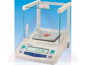 định mật độ bằng hình thức cân tỹ trọng trong nước
-Nắp cân đựơc làm bằng INOX chống được nứơc, hóa  chất, bụi… xoay 360 độ. Lòng kính chắn gió bên ngoài giúp chắn  gió và thiết bị nhiễu từ bên ngoài
-Nhiệt độ sử dụng  -10°~ +40°C và độ ẩm dưới 85%
-Chức năng cân tỹ trọng
-Màn hình LCD backlit sáng và rõ.
-Kích thước