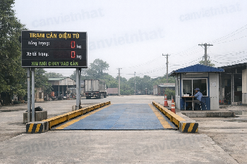 kiểm soát tải trọng hàng hóa nhưng muốn tối ưu ngân sách đầu tư ban đầu.  Theo nội dung từ bài gốc, dòng cân 40 tấn thường phù hợp với doanh nghiệp quy mô  nhỏ hoặc có nhu cầu cân  điện tử xe tải dưới 40 tấn, với các chiều dài bàn cân phổ biến như 8m, 10m,  12m và thường dùng 1–2 module cùng 4–6 loadcell.

Hiện nay, rất nhiều đơn  vị đang tìm ki