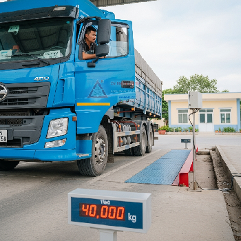 �t trạm cân ô tô giúp doanh  nghiệp dễ dàng kiểm soát khối lượng hàng hóa trước khi vận chuyển, đảm bảo tuân  thủ quy định về quá tải trọng và tối ưu chi phí vận hành.

Khi nào nên lắp đặt cân ô tô 40  tấn?


Trạm cân ô tô 40 tấn thường được lựa chọn khi:


    Doanh nghiệp có nhu cầu cân trọng lượng xe tải và hàng hóa dưới  40 tấn.
 