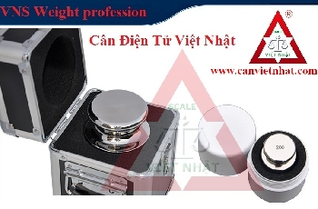  đo lường Việt Nam khi đi kiểm định
-Dùng để kiểm tra các dòng cân cấp 2, cấp 3 có sai số từ 0.1g, 0.2g, 0.5g, 1g, 2g, 5g, 10g, 20g... trở lên
-Đạt cấp chính xác chuẩn theo tiêu chuẩn đo lường Việt Nam và quốc tế.
-Quả cân bao gồm: hộp đựng riêng từng quả cân bằng nhôm ( như hình) có chốt đóng, có nhung đen lót bảo vệ bên trong cho quả câ