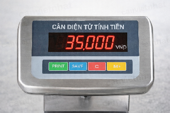 ượng  mà còn có khả năng tự động tính giá tiền theo đơn giá cài đặt  sẵn, giúp quá trình bán hàng nhanh hơn, chính xác hơn và chuyên nghiệp  hơn. Bài viết gốc nhấn mạnh rằng cân điện tử được sử dụng rất phổ biến trong  siêu thị, cửa hàng tiện lợi, khu sản xuất, chợ và nhiều ngành hàng khác nhờ độ  chính xác cao, sai số nhỏ và tính linh hoạ